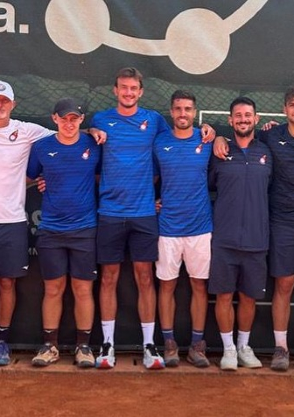 Nell'ultimo turno della fase a gironi la nostra squadra di B2 batte il Park Tennis Club di Genova per 5-1 e, classificandosi terza del girone, conquista la permanenza nel campionato di serie B2.